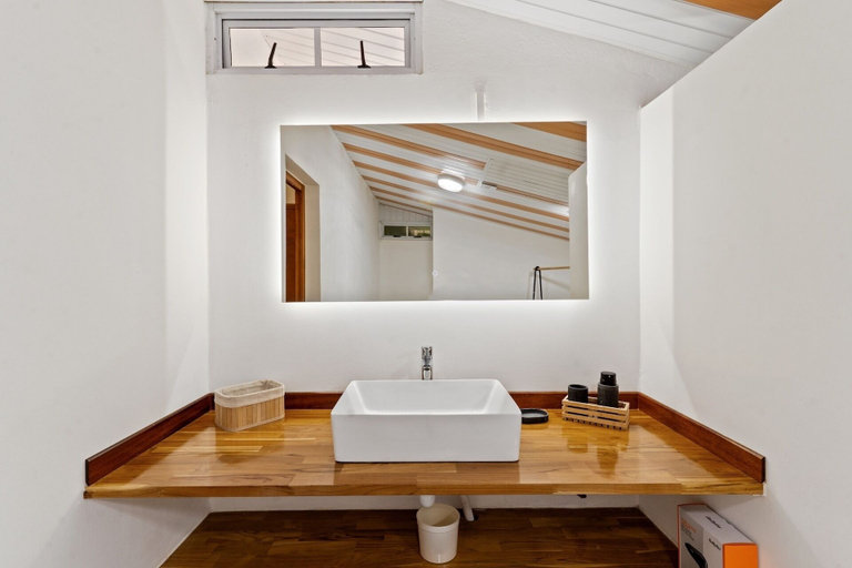 Bathroom 4, Fare Manava