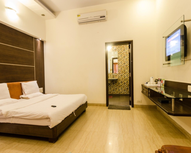 Others 4, Hotel Dreamland, Satara