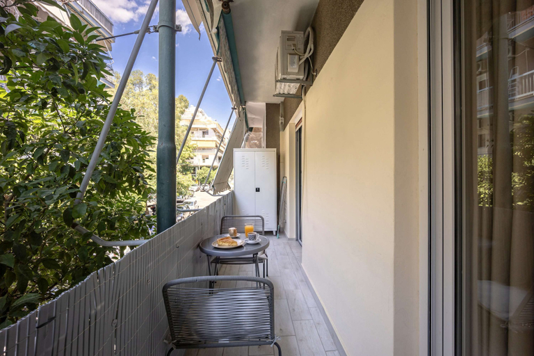 Outdoor dining 4, Modern 1BR in Koukaki l Balcony & Desk, Attica