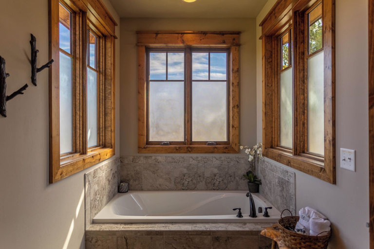 Interior 4, Red White & Views at Eagles Nest, Avery