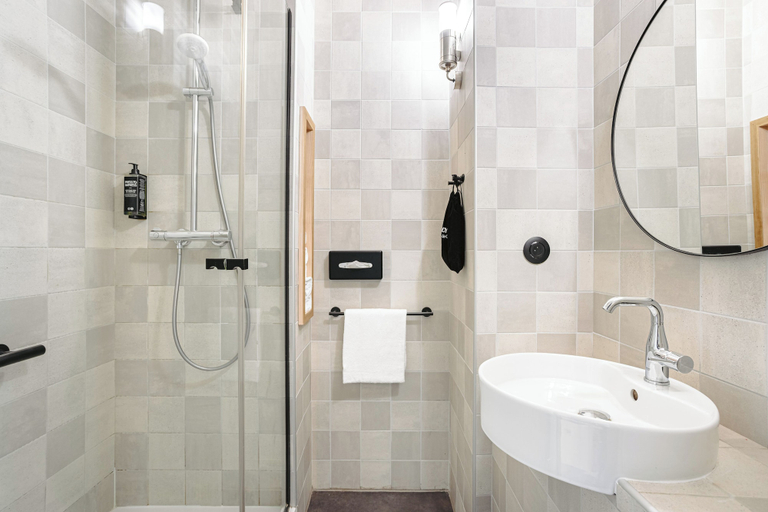 Bathroom 5, ibis Styles La Rochelle Centre Gare, Charente-Maritime