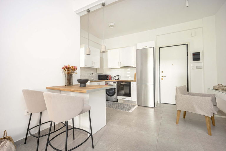 Private kitchen 3, Modern 1BR in Koukaki l Balcony & Desk, Attica