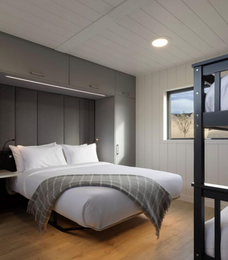 Room 1, Lost Shore Surf Resort, Edinburgh