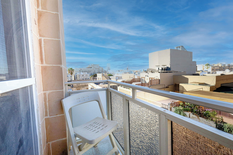 Primary image, Modern Top Floor APT With Back Balcony