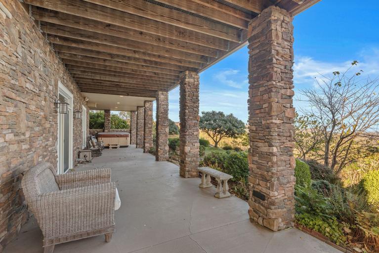 Interior 3, Mountain Lilly - Huge Views, Three Ensuites, 10min to Blowing Rock, Caldwell