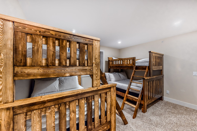 Room 2, The Getaway at Feathertop, Kootenay Boundary