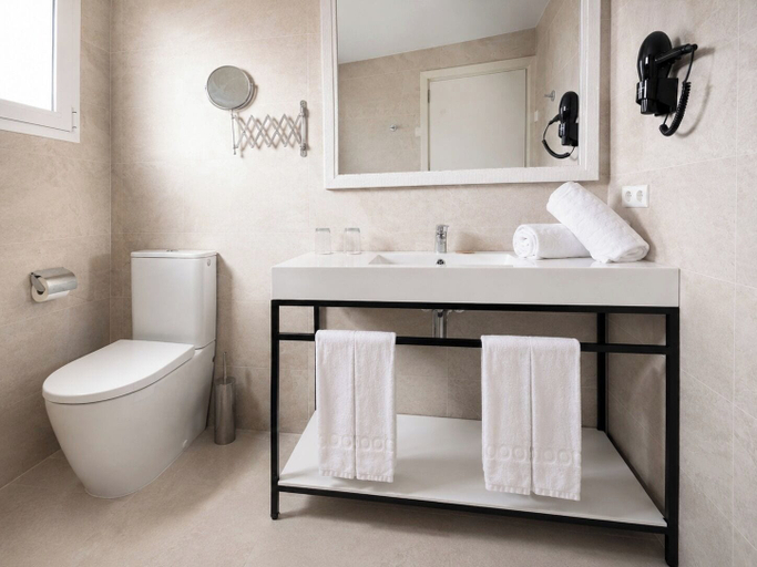 Bathroom 4, Apartamentos Sivella, Baleares