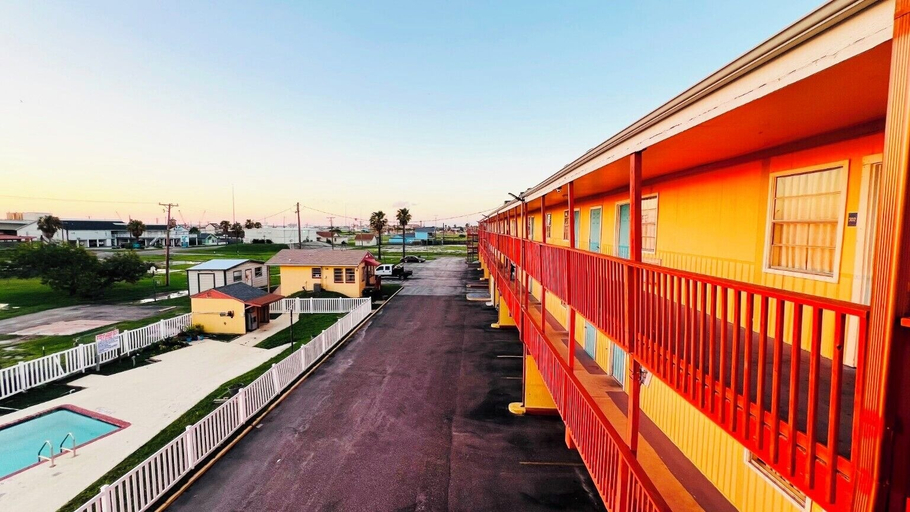 Property grounds, Oro North Beach Inn, Nueces