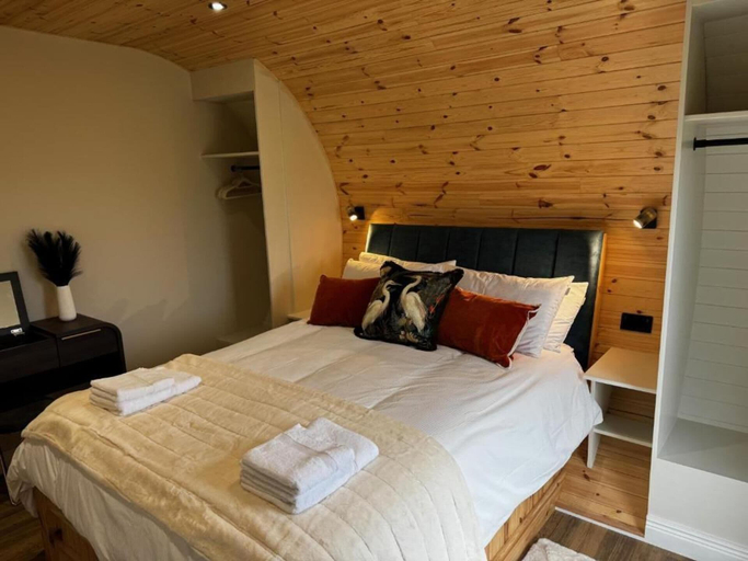 Room 2, Luxury Skye Cabin - Loch & Cuillin Mountain Views, Highland