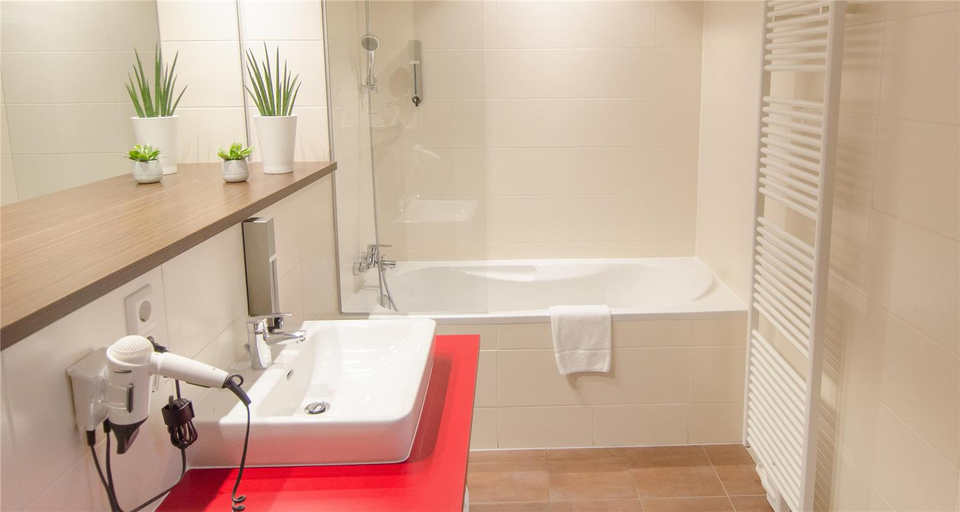 Bathroom 3, Best Western Plus Plaza Hotel Graz, Graz