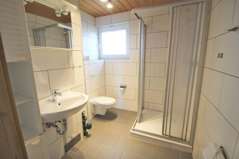 Bathroom, Skandinavischer Doppelbungalow mit Terrasse im Ferienpark Mirow, Mecklenburgische Seenplatte