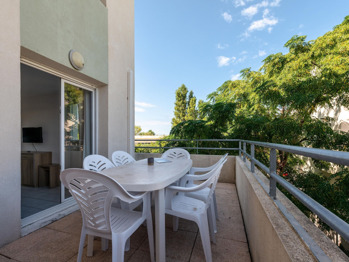 Balcony 4, Spacious Coastal Stay for Six With AC, Gard