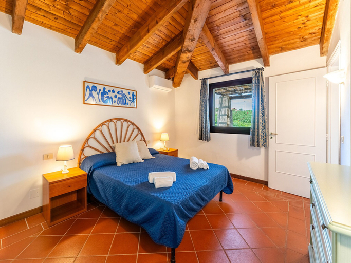 Room 2, Spacious Accommodation With Lovely Pool, Sassari