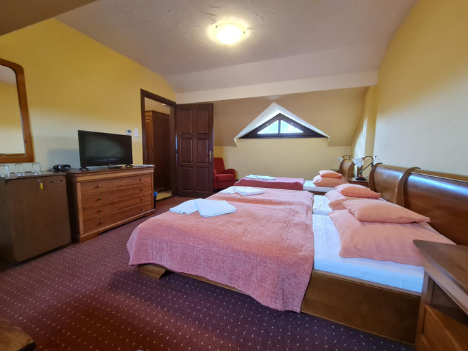 Bedroom 2, Sarlospuszta Club Hotel, Dabasi