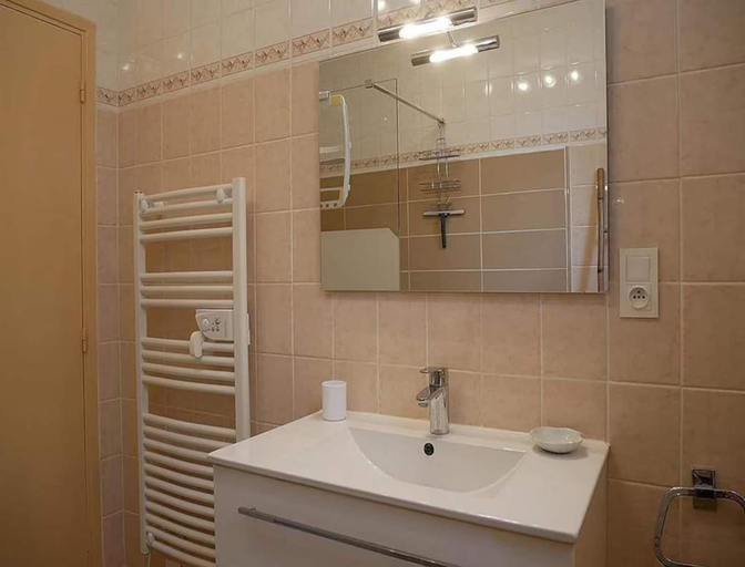 Bathroom 2, Pleasant Holiday Home in Salviac With Swimming Pool, Lot