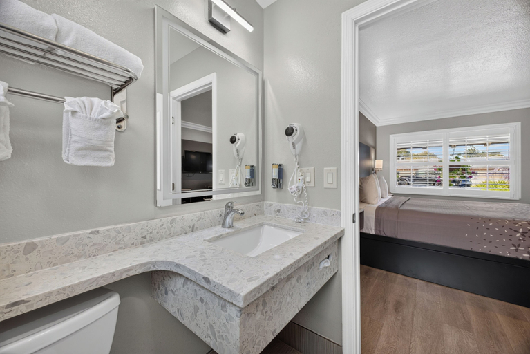 Bathroom 4, Padre Oaks, Monterey