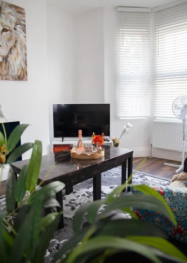 Interior 4, Spacious 4BR Home Near Elizabeth Line, London