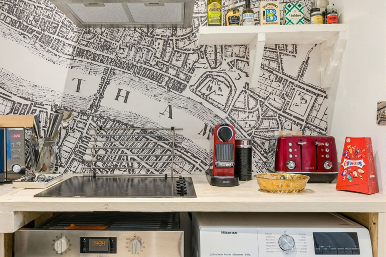 Private kitchen, Fulham Pet Friendly Studio, Sleeps 2 With Patio, London