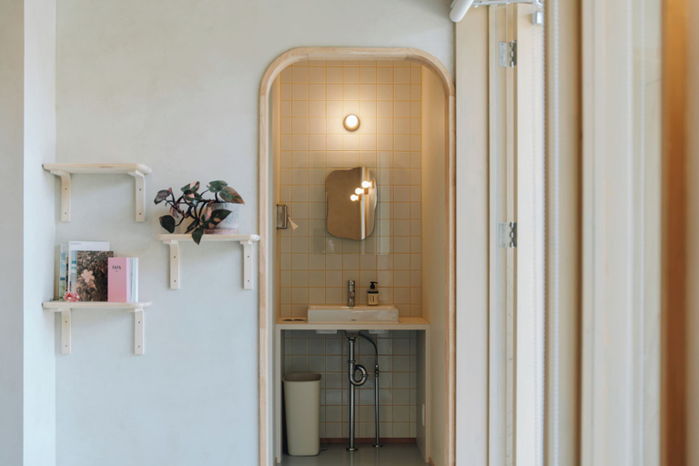 Bathroom 2, cuccou, Aira