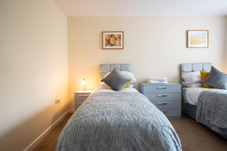Bedroom 1, No6, Nottinghamshire