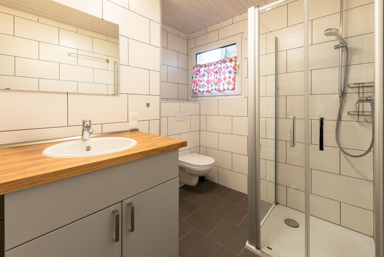 Bathroom 4, Modern Eingerichteter Doppelbungalow mit Garten in Mirow, Mecklenburgische Seenplatte