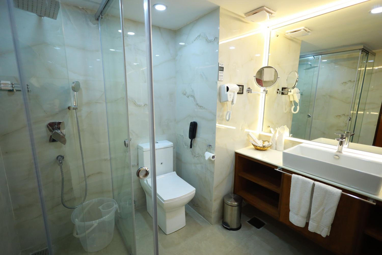Bathroom, Saj Lucia Hotel, Thiruvananthapuram