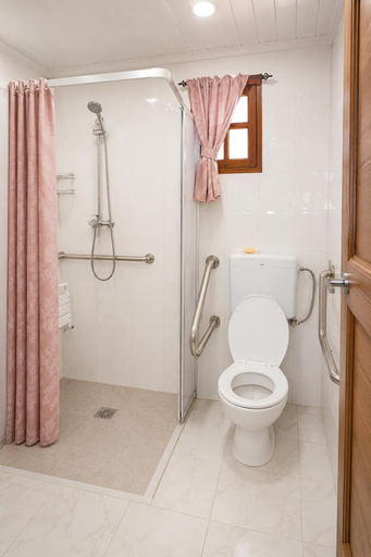 Bathroom 3, Mandinga Guest house, Água Grande