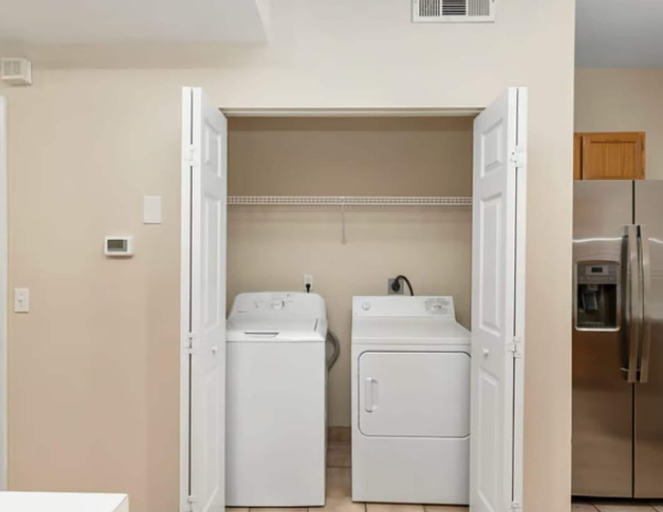Room 4, Gorgeous Townhome UF Campus Adjacent Full Kitchen, Alachua