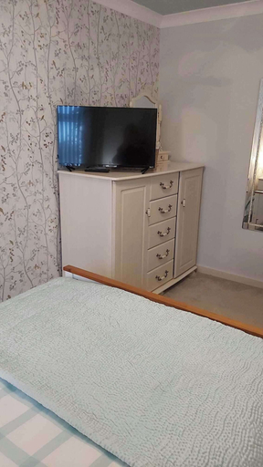 Room 5, Sleeps6-garden-summerhouse-cotswolds-bungalow, Gloucestershire