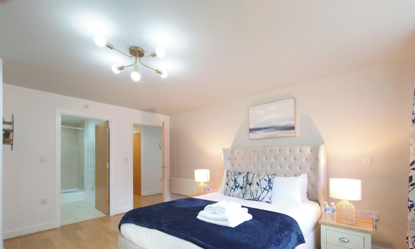 Room 5, Elegant Two Bedroom Apartment, London