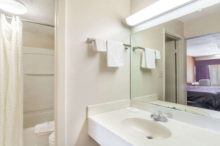 Bathroom, Knights Inn Murfreesboro, Rutherford