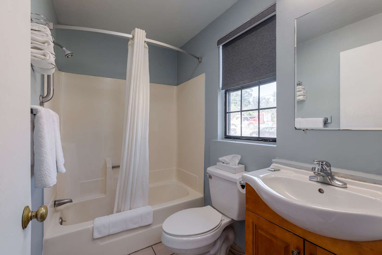 Bathroom 4, Knights Inn North Attleboro, Bristol