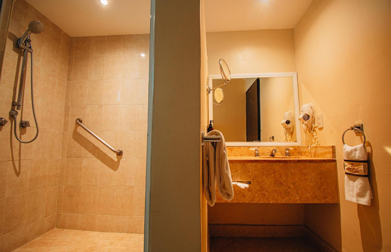 Bathroom 4, Quality Inn Tuxtla Gutierrez, Tuxtla Gutiérrez