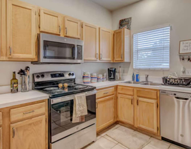 Room 3, Gorgeous Townhome UF Campus Adjacent Full Kitchen, Alachua