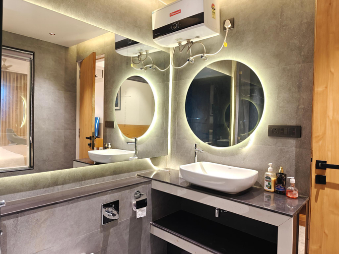 Bathroom, Brownstone Resort, Satara