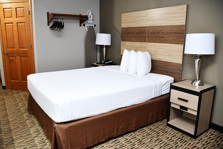 Bedroom 3, Super 8 by Wyndham Platteville, Grant