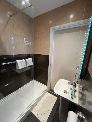 Bathroom 4, The Castle Hotel Tamworth, Staffordshire