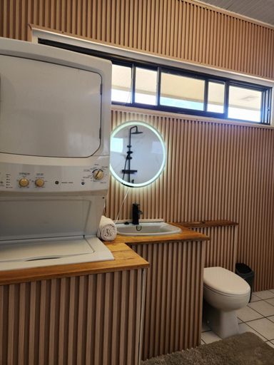 Bathroom 2, Tropical Breeze Apartments, Centrum