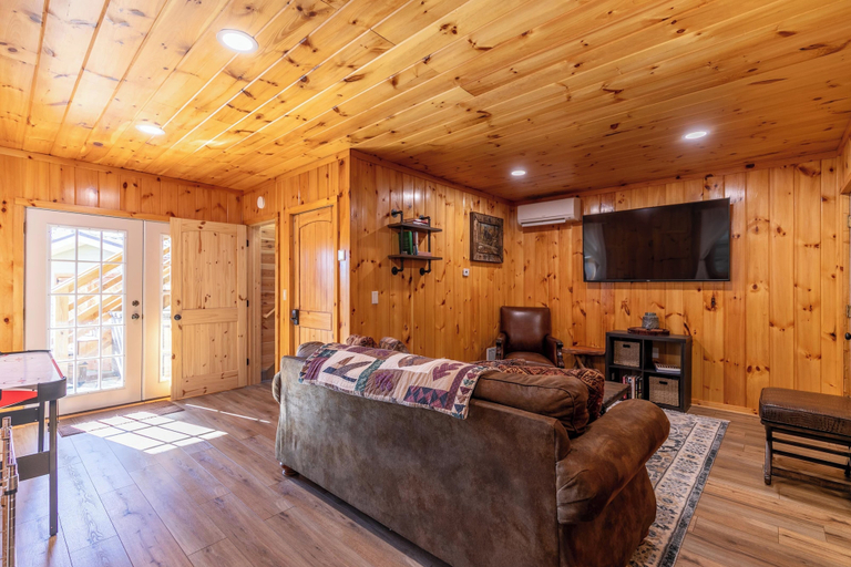 Interior 4, Land Harbor Lodge, Avery