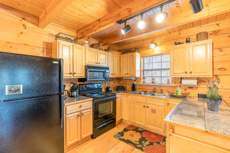 Others 4, Moonshine Ridge Cabin with Hot Tub and Fire Pit, Sevier