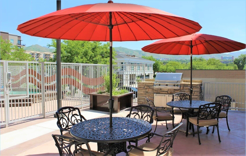 Outdoor dining 4, Chic & Modern 2BR Condo, Salt Lake
