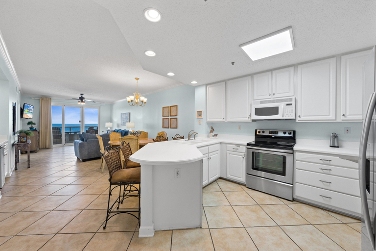 Private kitchen 4, Beautiful Beach Front Condo With Breathtaking Views, Baldwin