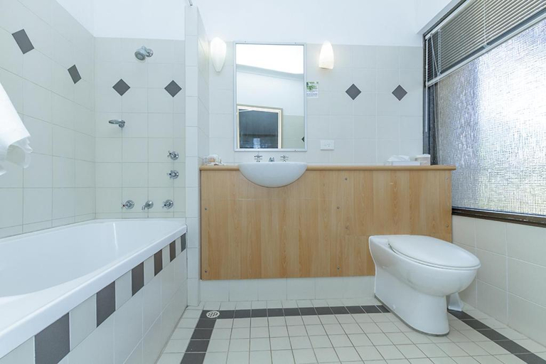 Bathroom, Banksia Motel Collie, Collie