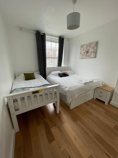 Room 4, Apartment Sleeps 8 With Balcony, London