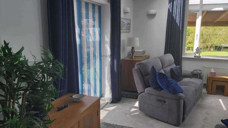 Living area, Sleeps6-garden-summerhouse-cotswolds-bungalow, Gloucestershire