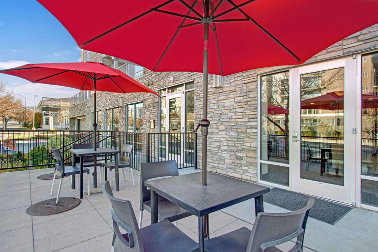 Outdoor dining 4, Spacious 2-bedroom Executive Condo, Salt Lake