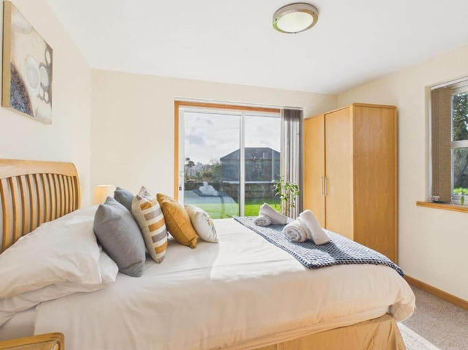Room 3, Apartment Sleeps 4 Enclosed Garden Pets Welcome, Cornwall