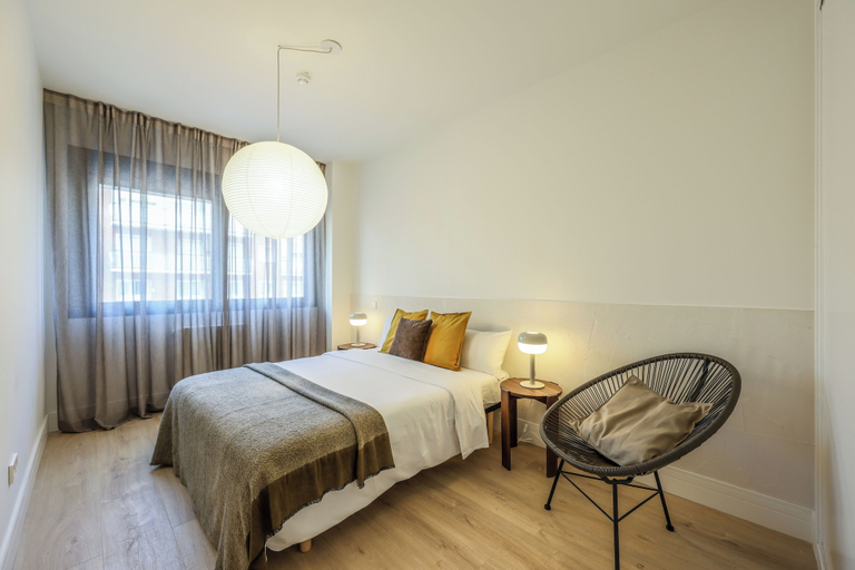 Room 4, Puente de Segovia, Madrid