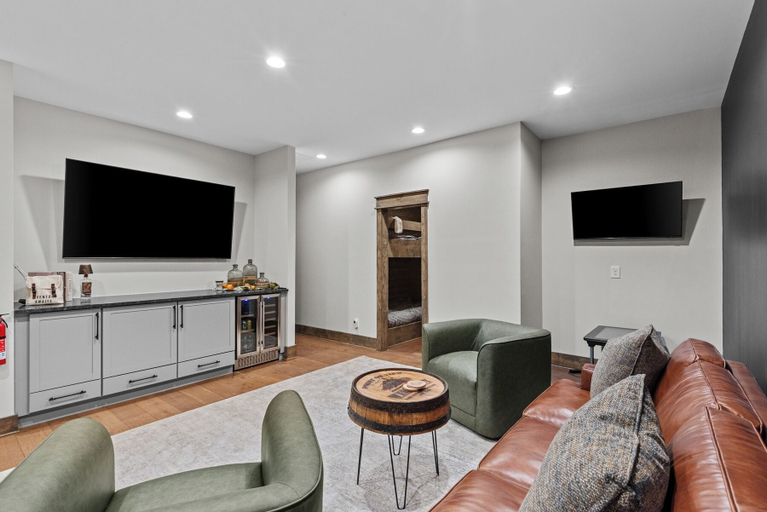 Interior 5, Point of View at Eagle Bay, Johnson