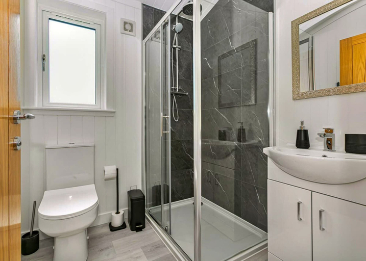 Bathroom 4, Lochside Perthshire Lodge for 4, Perthshire and Kinross